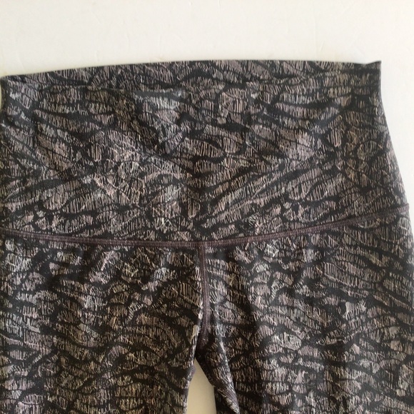 LULULEMON WUNDER UNDER HIGH RISE 23” SCALLOP HEM CROPS 23” ORIGAMI LACE BLACK. - Picture 10 of 16